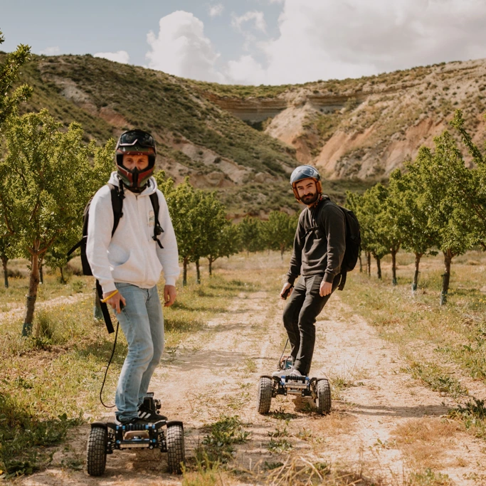 Skate électrique Sternboard utilisé sur un chemin en pleine nature