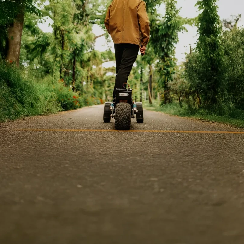 Rider utilisant un Sternboard sur terrain tout-terrain